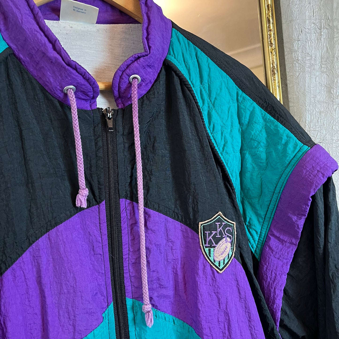 Funky windbreaker with removable sleeves